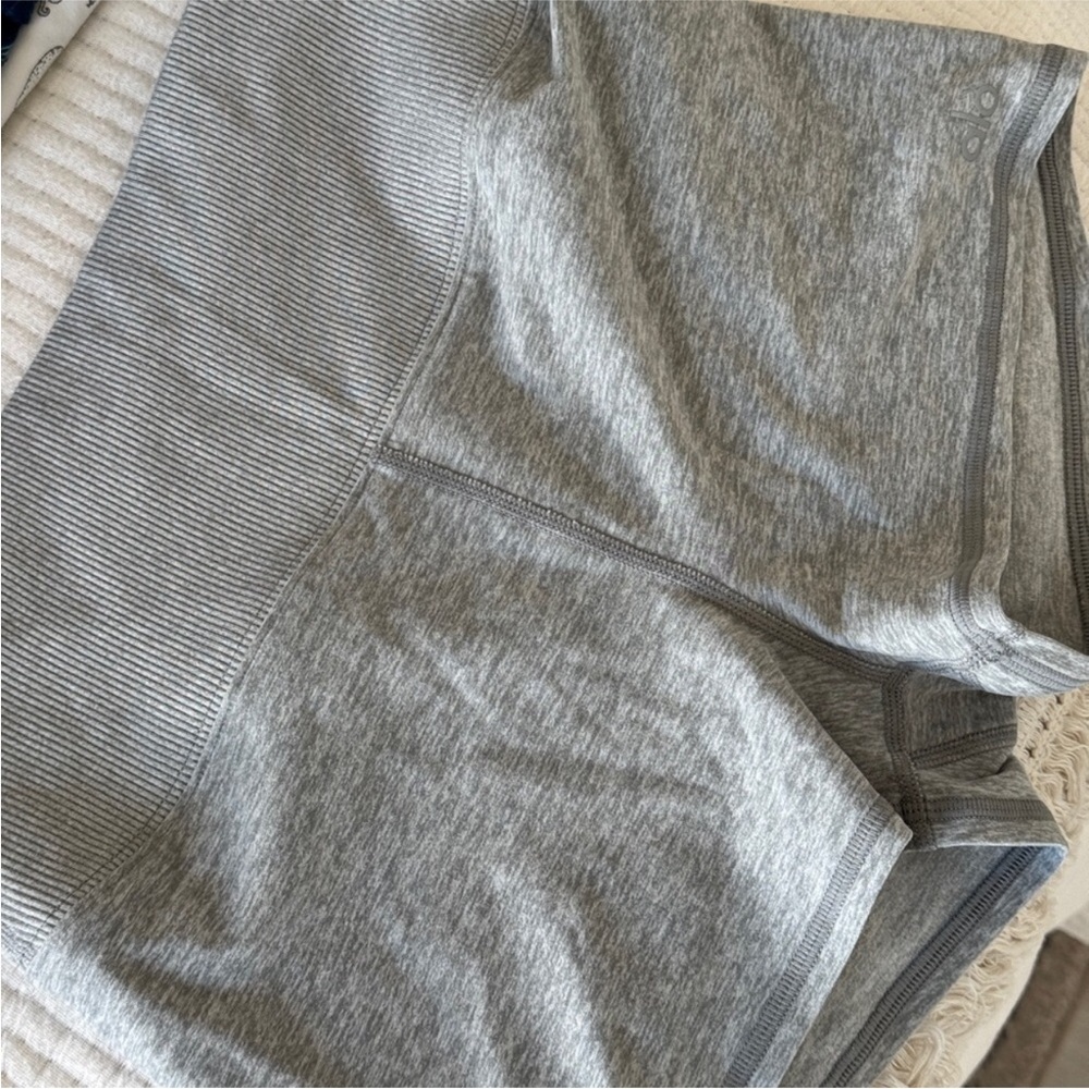 ALO Yoga Light Gray Activewear Set - Picture 5 of 6